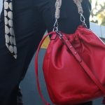 Bolsa vermelha da designer Marta Fischer para a coleção Review 70’