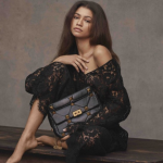 Zendaya é a nova embaixadora da grife Valentino.