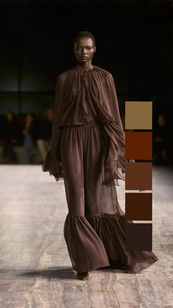 vestido marrom com fluidez