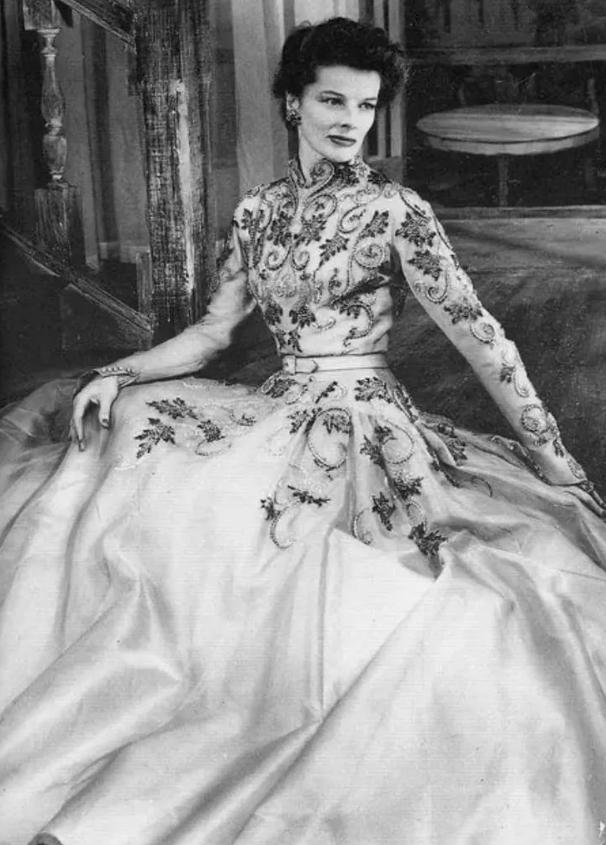 Vestido icônico de Balmain, bordado a mão, feito para Katherine Hepburn. 